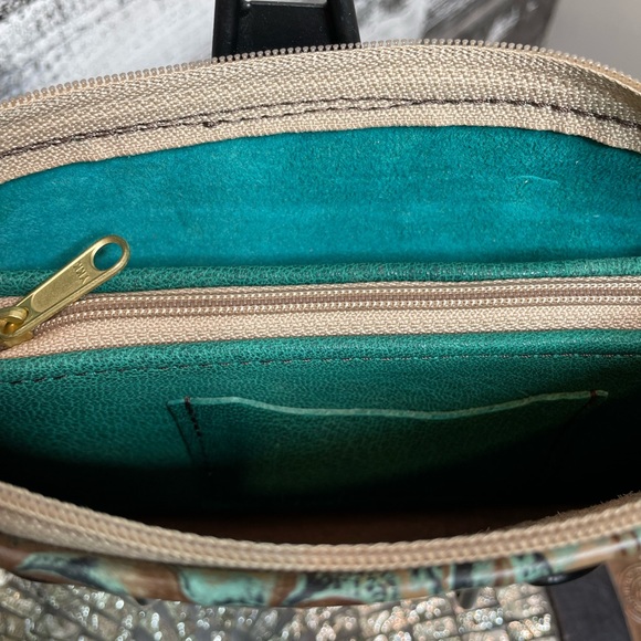 Wristlet green and metallic gold embossed roses and crocodile print design - Picture 4 of 12